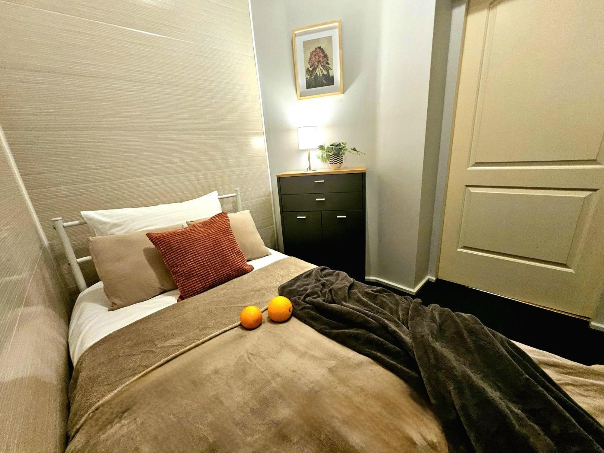 Heart Of Old 3 Bedroom By Dome Square Apartment *